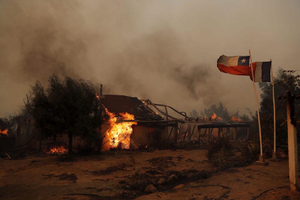 Al menos cinco muertos deja un enorme incendio forestal en Chile