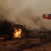 Vista de un incendio en Santa Juana, provincia de Concepción, Chile el 3 de febrero de 2023. Chile ha declarado estado de desastre en varias regiones del centro-sur después de que una devastadora ola de calor provocara incendios forestales que dejaron cuatro muertos, dijeron las autoridades el viernes.