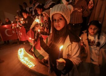 Los palestinos asisten a una vigilia para expresar su solidaridad con el pueblo de Turquía y Siria tras un devastador terremoto, en Khan Yunius, en el sur de la Franja de Gaza, el 7 de febrero de 2023. (Foto de SAID KHATIB / AFP)