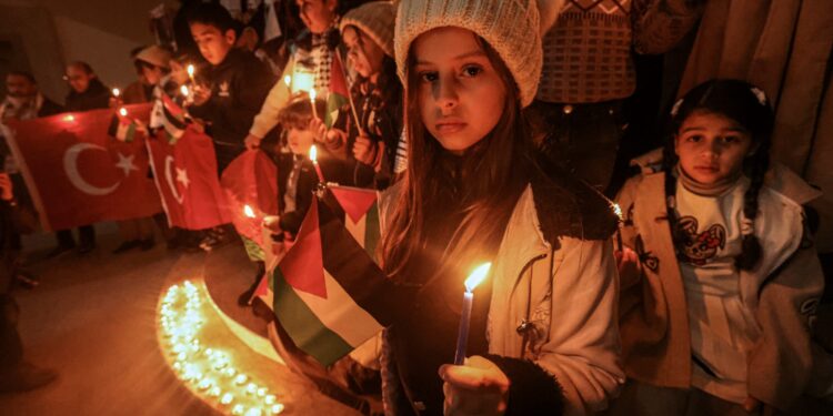 Los palestinos asisten a una vigilia para expresar su solidaridad con el pueblo de Turquía y Siria tras un devastador terremoto, en Khan Yunius, en el sur de la Franja de Gaza, el 7 de febrero de 2023. (Foto de SAID KHATIB / AFP)