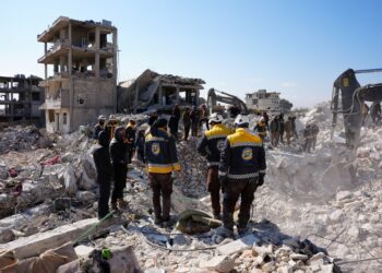 Los equipos de rescate buscan sobrevivientes entre los escombros de un edificio en la ciudad rebelde de Jindayris el 10 de febrero de 2023, días después de que un terremoto azotara Turquía y Siria. - El sismo de magnitud 7,8 de la madrugada del 6 de febrero ha matado a más de 20.000 personas en Turquía y Siria devastada por la guerra, según funcionarios y médicos de los dos países, arrasando barrios enteros. (Foto de Rami al SAYED / AFP)