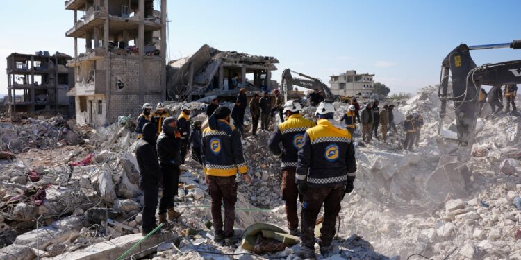 Los equipos de rescate buscan sobrevivientes entre los escombros de un edificio en la ciudad rebelde de Jindayris el 10 de febrero de 2023, días después de que un terremoto azotara Turquía y Siria. - El sismo de magnitud 7,8 de la madrugada del 6 de febrero ha matado a más de 20.000 personas en Turquía y Siria devastada por la guerra, según funcionarios y médicos de los dos países, arrasando barrios enteros. (Foto de Rami al SAYED / AFP)