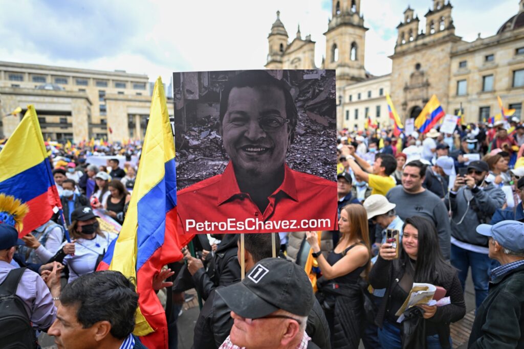 Miles salen a las calles en contra de las reformas de Petro en Colombia