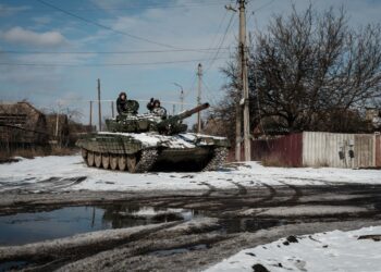 A Ukrainian T-72 main battle tank runs along a street in Siversk on February 17, 2023, amid the Russian invasion of Ukraine. (Photo by YASUYOSHI CHIBA / AFP)