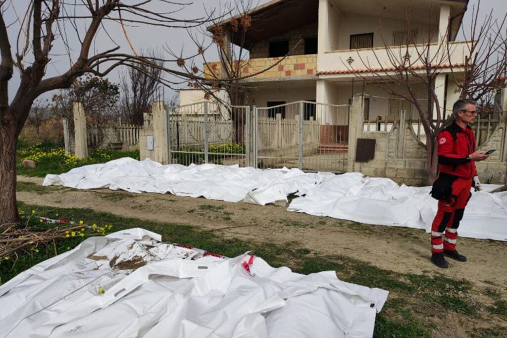 Italia: 62 migrantes muertos aparecen en las costas tras hundirse barco
