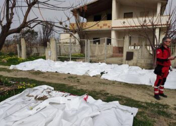 Esta foto obtenida de la agencia de noticias italiana Ansa, tomada el 26 de febrero de 2023, muestra bolsas que contienen los cuerpos de inmigrantes fallecidos en Steccato di Cutro, al sur de Crotone, después de que su barco se hundiera frente a la región de Calabria, en el sur de Italia.
