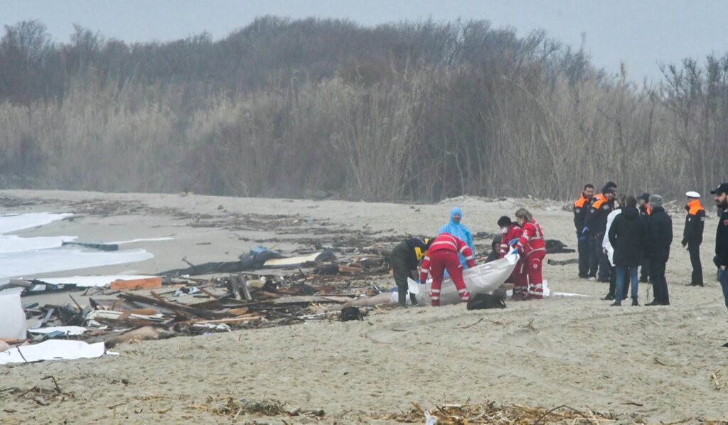 Más de 50 migrantes mueren en naufragio cerca de la costa de Italia