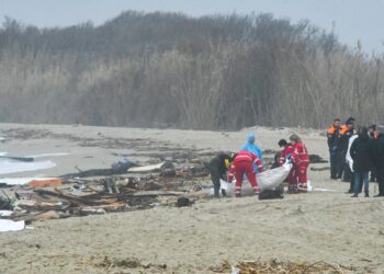 Más de 40 migrantes mueren en naufragio cerca de la costa de Italia. FOTO: ANSA