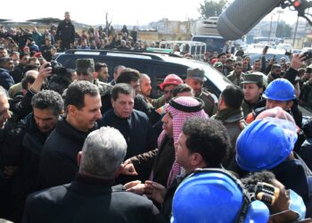 El presidente sirio, Bashar al-Assad (izq.), saluda a la gente mientras visita los barrios afectados por un terremoto en la ciudad norteña de Alepo, el 10 de febrero de 2023. Casi 22.000 personas han muerto en Turquía y Siria en uno de los peores desastres ocurridos. la región en alrededor de un siglo. Más de 3.300 de ellos han muerto en Siria, según cifras del Ministerio de Salud y un grupo de rescate. (Foto por AFP)