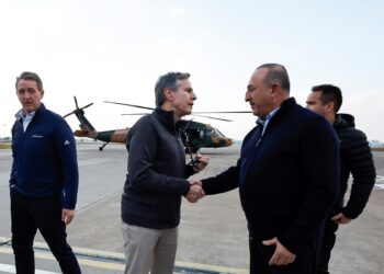 El Secretario de Estado de EE. UU., Antony Blinken (C), le da la mano al Ministro de Relaciones Exteriores de Turquía, Mevlut Cavusoglu, después de un recorrido en helicóptero por las áreas afectadas por el terremoto el 19 de febrero de 2023, durante una visita oficial después de que un terremoto de magnitud 7,8 azotara el sureste de Turquía. - El número de muertos el 18 de febrero aumentó a más de 44.000 por el devastador terremoto en Turquía y Siria en la madrugada del 6 de febrero de 2023. (Foto de CLODAGH KILCOYNE / POOL / AFP)
