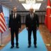 El ministro de Relaciones Exteriores de Turquía, Mevlut Cavusoglu (derecha), posa para una fotografía con el secretario de Estado de EE. UU., Antony Blinken, en el complejo presidencial de Ankara el 20 de febrero de 2023. (Foto de Adem ALTAN / AFP)