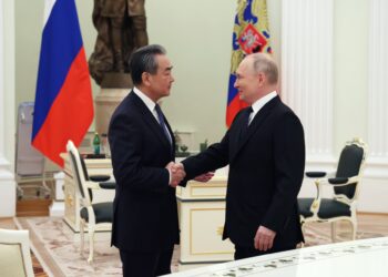 El presidente ruso, Vladimir Putin, se reúne con el director de la Oficina de la Comisión Central de Asuntos Exteriores de China, Wang Yi, en el Kremlin de Moscú el 22 de febrero de 2023. (Foto de Anton Novoderezhkin / SPUTNIK / AFP)