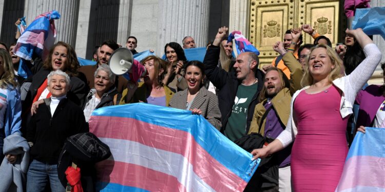 La activista Carla Antonelli (L), la activista Boti García (2L), el presidente LGTBI+ de España Uge Sangil (3L), la ministra de Igualdad de España Irene Montero (C) y la miembro LGTBI+ Niurka Gibaja (R) celebran frente al Congreso español, en Madrid el 16 de febrero de 2023 después de que se votara la 'ley transgénero'. - España adoptó una ley que simplifica el proceso de autoidentificación como transgénero, otros pioneros están frenando las complejidades involucradas en este tema tan sensible. El proyecto de ley de derechos transgénero permite que cualquier persona mayor de 16 años cambie el género en su tarjeta de identificación. (Foto por ÓSCAR DEL POZO / AFP)