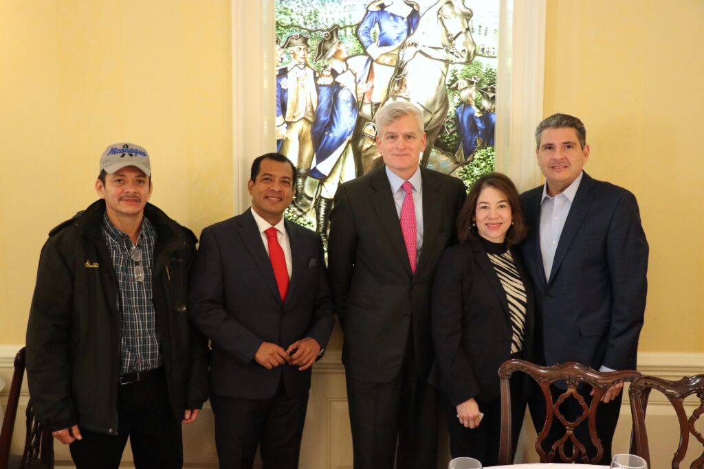 Exaspirantes presidenciales exponen su situación en la cárcel a senador Bill Cassidy