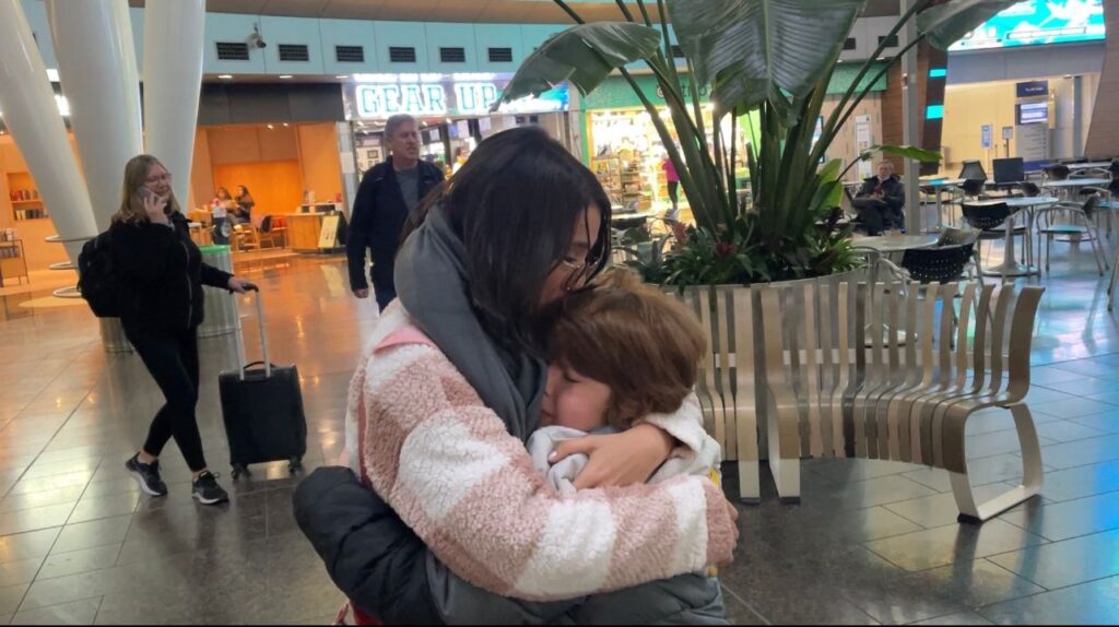 «¿Cuándo volveré a ver a mi mamá?», parole humanitario pone fin a la incertidumbre del hijo de Yader Morazán