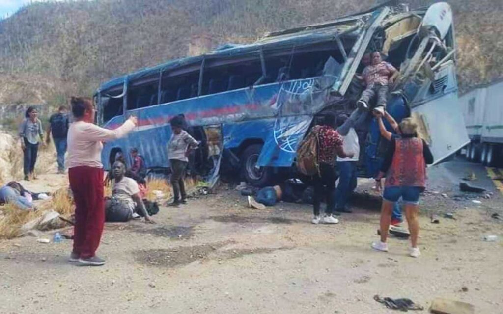 Mueren 17 migrantes en accidente de bus en México
