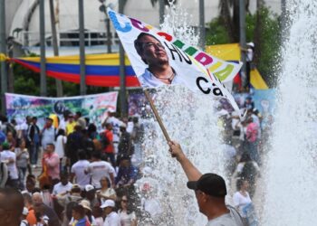 Un partidario del presidente colombiano Gustavo Petro participa en una manifestación para apoyar las reformas del Gobierno en Cali, Colombia, el 14 de febrero de 2023. (Foto de JOAQUIN SARMIENTO / AFP)