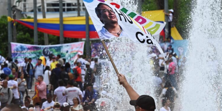 Un partidario del presidente colombiano Gustavo Petro participa en una manifestación para apoyar las reformas del Gobierno en Cali, Colombia, el 14 de febrero de 2023. (Foto de JOAQUIN SARMIENTO / AFP)