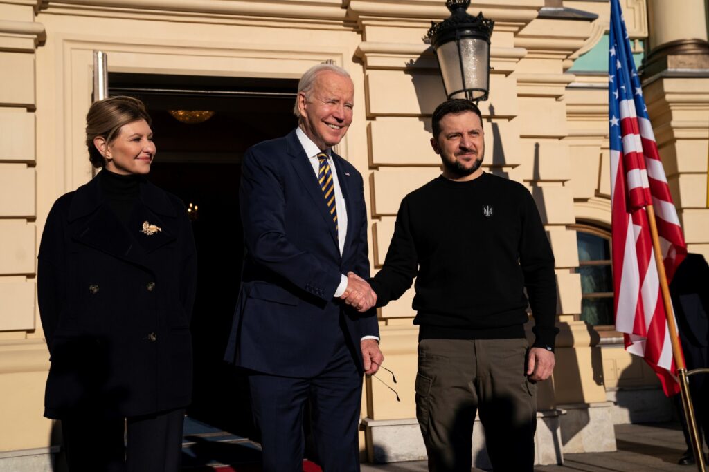 El presidente de los Estados Unidos, Joe Biden (centro), se reúne con el presidente de Ucrania, Volodymyr Zelensky (der.), y su esposa, Olena Zelenska, en el Palacio Mariinsky durante una visita no anunciada a Kyivon el 20 de febrero de 2023. (Foto de Evan Vucci / POOL / AFP)