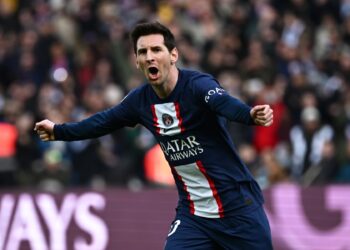 El delantero argentino de Paris Saint-Germain, Lionel Messi, celebra marcar el cuarto gol de su equipo durante el partido de fútbol de la L1 francesa entre Paris Saint-Germain (PSG) y Lille LOSC en el estadio Parc des Princes de París el 19 de febrero de 2023. (Foto de Anne- Christine POUJOULAT / AFP)