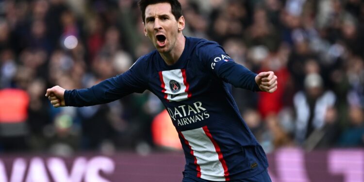 El delantero argentino de Paris Saint-Germain, Lionel Messi, celebra marcar el cuarto gol de su equipo durante el partido de fútbol de la L1 francesa entre Paris Saint-Germain (PSG) y Lille LOSC en el estadio Parc des Princes de París el 19 de febrero de 2023. (Foto de Anne- Christine POUJOULAT / AFP)