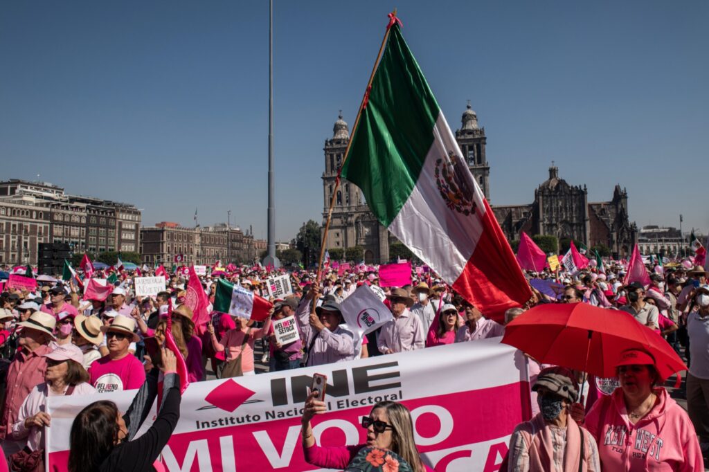 <strong>Decenas de miles de mexicanos protestan contra reforma electoral del presidente</strong>