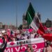Miles de manifestantes de la oposición se manifiestan contra las reformas electorales del partido gobernante de izquierda que involucran el sistema electoral, en la plaza Zócalo de la Ciudad de México el 26 de febrero de 2023. Foto: AFP