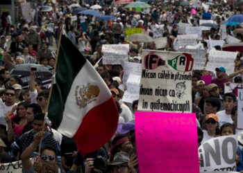 Miembros del movimiento "YoSoy#132" y organizaciones civiles participan en una marcha a lo largo de la Avenida Reforma para protestar contra la victoria electoral presidencial de Enrique Peña Nieto el 7 de julio de 2012 en la Ciudad de México.