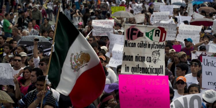 Miembros del movimiento "YoSoy#132" y organizaciones civiles participan en una marcha a lo largo de la Avenida Reforma para protestar contra la victoria electoral presidencial de Enrique Peña Nieto el 7 de julio de 2012 en la Ciudad de México.