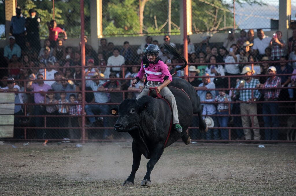 Eveling Pérez, la monta toros que desafía el machismo en Nicaragua