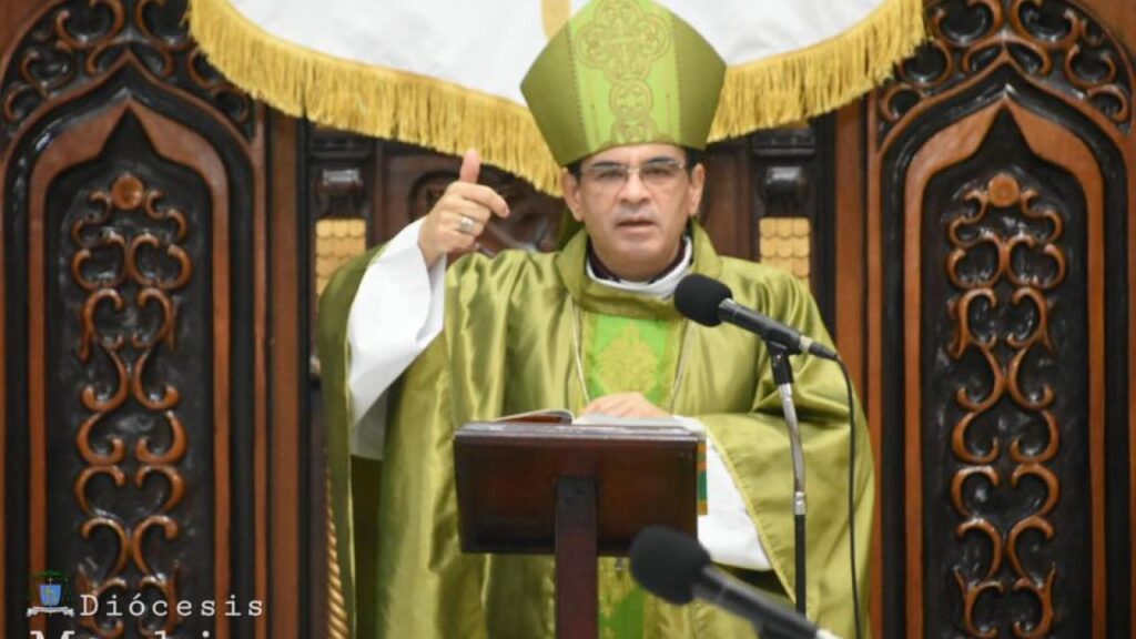Monseñor Álvarez rechaza destierro y Ortega lo castiga encerrándolo en El Chipote