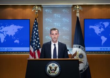 El portavoz del Departamento de Estado de EE. UU., Ned Price, habla durante una conferencia de prensa en el Departamento de Estado en Washington, DC,.