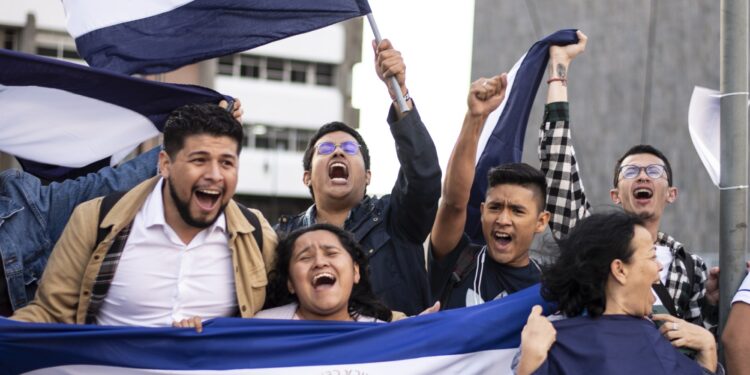 Los nicaragüenses que viven en el exilio en Costa Rica celebran en San José, el 9 de febrero de 2023, después de que Nicaragua liberó a más de 200 opositores detenidos y los expulsó a los Estados Unidos. Más de 200 miembros de la oposición de Nicaragua detenidos fueron liberados el 9 de febrero y expulsados a Estados Unidos, en una acción sorpresiva del cada vez más autoritario presidente del país centroamericano, Daniel Ortega. Después de semanas de conversaciones tranquilas con Washington, Nicaragua permitió que los 222 detenidos, que incluyen a ex opositores de Ortega, abordaran un vuelo chárter a Washington.