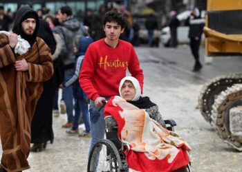 Las personas evacuan sus hogares luego de un terremoto mortal que sacudió Siria al amanecer del 6 de febrero de 2023 en el distrito Salaheddine de Alepo. - Al menos 810 personas murieron en Siria cuando los edificios se derrumbaron después de que un terremoto de magnitud 7.8 sacudiera a la vecina Turquía, dijeron los medios estatales y los rescatistas (Foto por - / AFP)