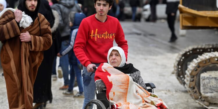 Las personas evacuan sus hogares luego de un terremoto mortal que sacudió Siria al amanecer del 6 de febrero de 2023 en el distrito Salaheddine de Alepo. - Al menos 810 personas murieron en Siria cuando los edificios se derrumbaron después de que un terremoto de magnitud 7.8 sacudiera a la vecina Turquía, dijeron los medios estatales y los rescatistas (Foto por - / AFP)