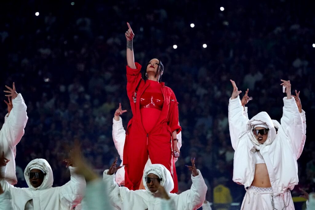 Rihanna conquista el Super Bowl con una acrobática actuación
