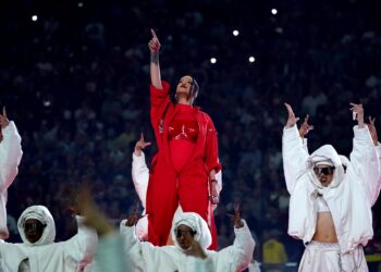 La cantante barbadense Rihanna se presenta durante el espectáculo de medio tiempo del Super Bowl LVII entre los Kansas City Chiefs y los Philadelphia Eagles en el State Farm Stadium en Glendale, Arizona, el 12 de febrero de 2023. (Foto de TIMOTHY A. CLARY / AFP)