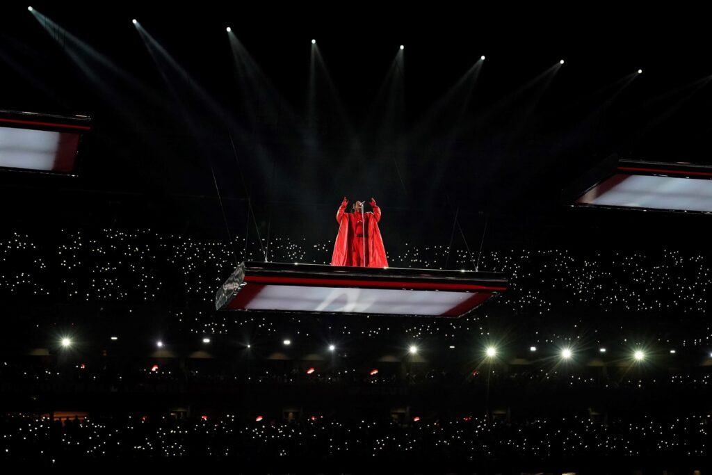 La cantante barbadense Rihanna se presenta durante el espectáculo de medio tiempo del Super Bowl LVII entre los Kansas City Chiefs y los Philadelphia Eagles en el State Farm Stadium en Glendale, Arizona, el 12 de febrero de 2023. (Foto de TIMOTHY A. CLARY / AFP)