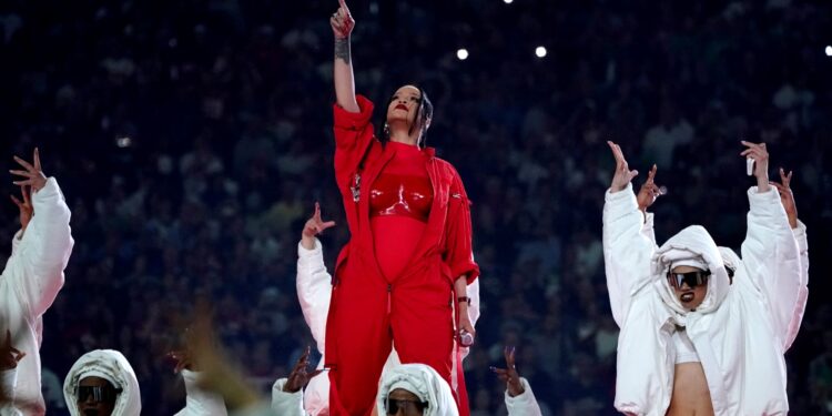 La cantante barbadense Rihanna se presenta durante el espectáculo de medio tiempo del Super Bowl LVII entre los Kansas City Chiefs y los Philadelphia Eagles en el State Farm Stadium en Glendale, Arizona, el 12 de febrero de 2023. (Foto de TIMOTHY A. CLARY / AFP)