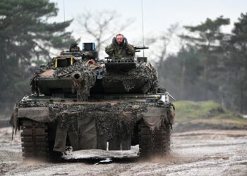 Un tanque Leopard 2 se ve en el campo de entrenamiento en Augustdorf, Alemania occidental, el 1 de febrero de 2023, durante una visita del Ministro de Defensa alemán del Bundeswehr Tank Battalion 203, para conocer el desempeño del tanque de batalla principal Leopard 2. (Foto de INA FASSBENDER / AFP)