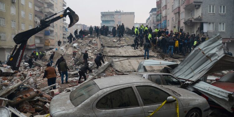 People search for survivors in Diyarbakir, on February 6, 2023, after a 7.8-magnitude earthquake struck the country's south-east. - At least 284 people died in Turkey and more than 2,300 people were injured in one of Turkey's biggest quakes in at least a century, as search and rescue work continue in several major cities. (Photo by ILYAS AKENGIN / AFP)