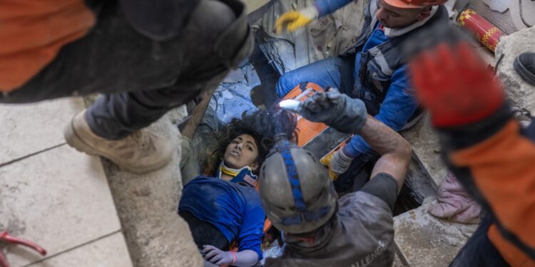 Más de 17 mil muertos contabilizan Turquía y Siria luego del terremoto, esperanza se agota