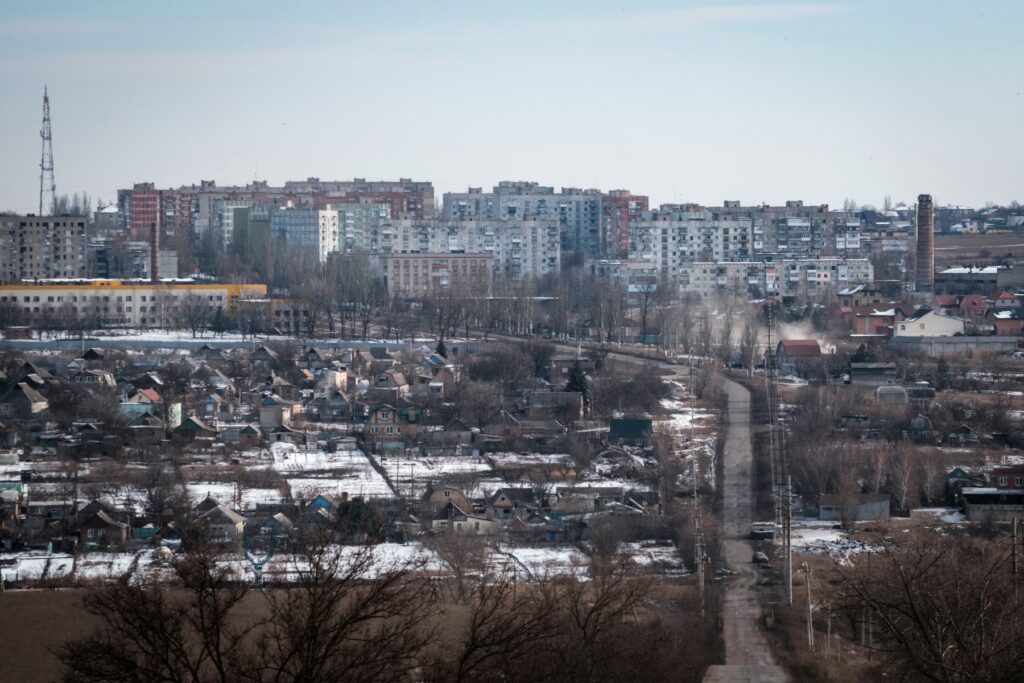 Una fotografía muestra edificios en Bakhmut el 9 de febrero de 2023, en medio de la invasión rusa de Ucrania. (Foto de YASUYOSHI CHIBA / AFP)