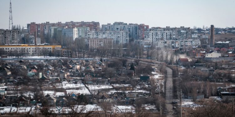 Una fotografía muestra edificios en Bakhmut el 9 de febrero de 2023, en medio de la invasión rusa de Ucrania. (Foto de YASUYOSHI CHIBA / AFP)