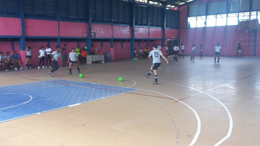 Jóvenes de Bluefields sueñan con hacer historia en fútbol y baloncesto, pero carecen de apoyo