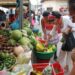 Las familias nicaragüenses deben buscar la manera de comprar comida a pesar de la crisis económica del país.