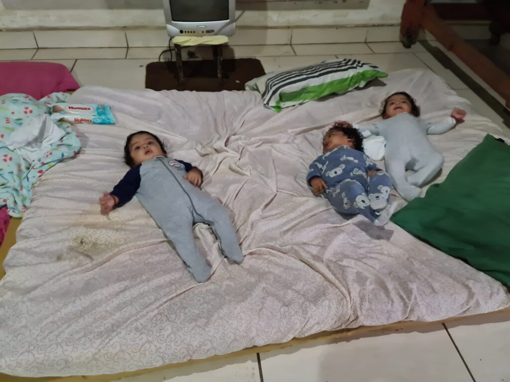 La familia duerme en el suelo, por lo que también solicitan a la ciudadanía que los apoyen con camas.