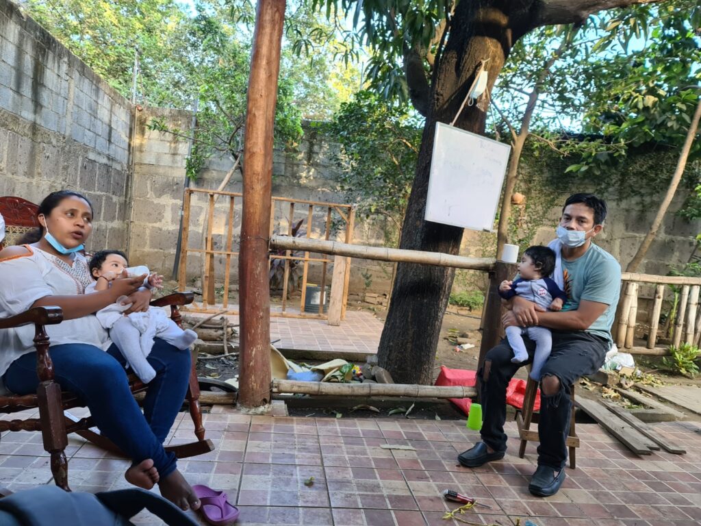 Familia nicaragüense pide apoyo para trillizos