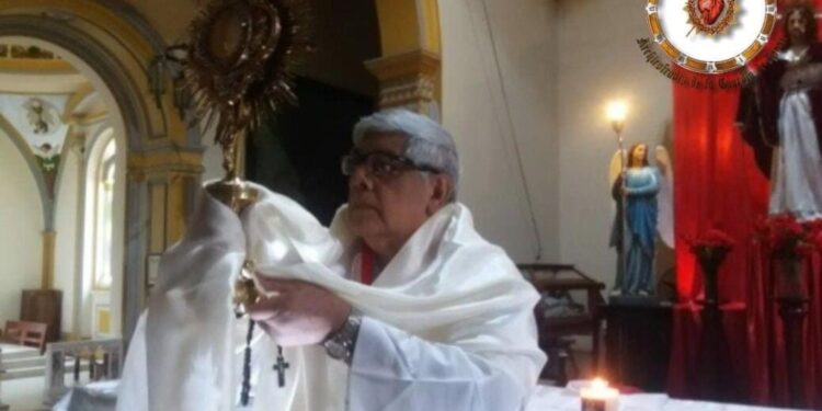 El padre Donald García de 75 años ya está retirado de alguna responsabilidad de su iglesia.