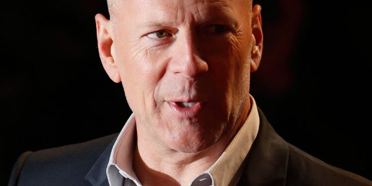 En esta foto de archivo tomada el 7 de febrero de 2013, el actor estadounidense Bruce Willis posa para los fotógrafos mientras llega al estreno en el Reino Unido de 'A Good Day To Die Hard', la quinta película de la franquicia Die Hard, en el centro de Londres. - Willis ha sido diagnosticado con demencia, dijo su familia el 16 de febrero de 2023, menos de un año después de que se retiró de la actuación debido a las crecientes dificultades cognitivas. (Foto de Justin TALLIS / AFP)